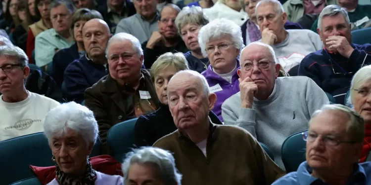 رشد جمعیت سالمندان نتیجهی گذارِ جمعیتی به سمت زندگی طولانیتر و سالمتر است