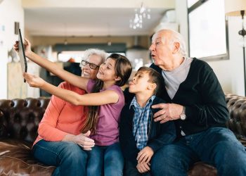 آیا پدربزرگ و مادربزرگ‌ نوه‌ها را لوس می‌کنند؟