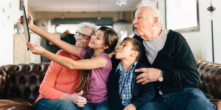 آیا پدربزرگ و مادربزرگ‌ نوه‌ها را لوس می‌کنند؟