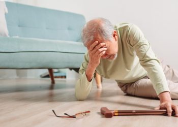 زمین خوردن سالمندان ؛ علت ها و راهکارها