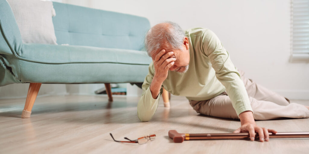 زمین خوردن سالمندان ؛ علت ها و راهکارها