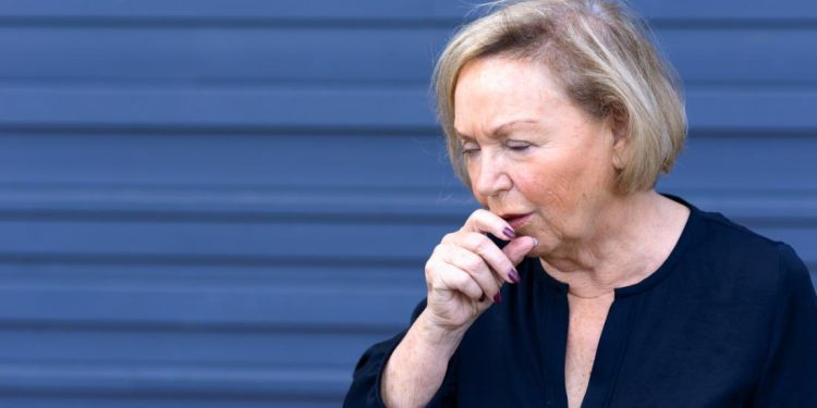 علائم یک سرطان زنانه؛ گرفتگی صدا و سرفه را جدی بگیرید